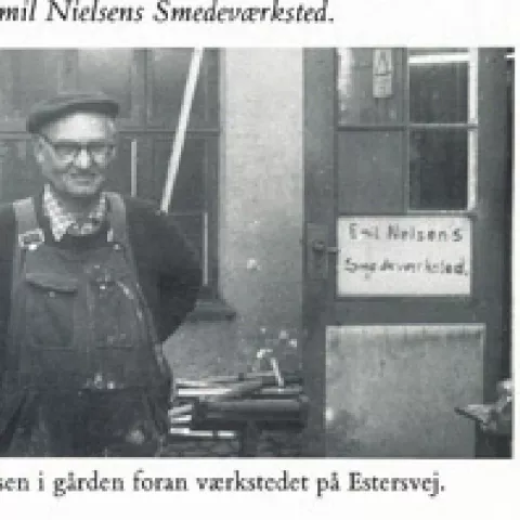 Helge Nielsen i gården foran værkstedet på Estersvej